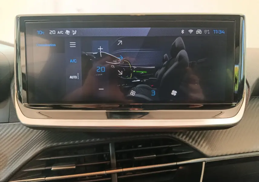 Écran tactile central de la Peugeot 208 PureTech 100 S&S Allure 2025 affichant la climatisation à 20°C.