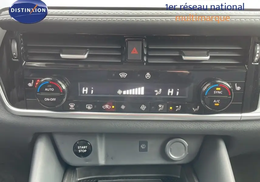 Tableau de bord du Nissan Qashqai 1.5 E-POWER 205CH N-CONNECTA 2026, montrant la console centrale avec climatisation digitale.