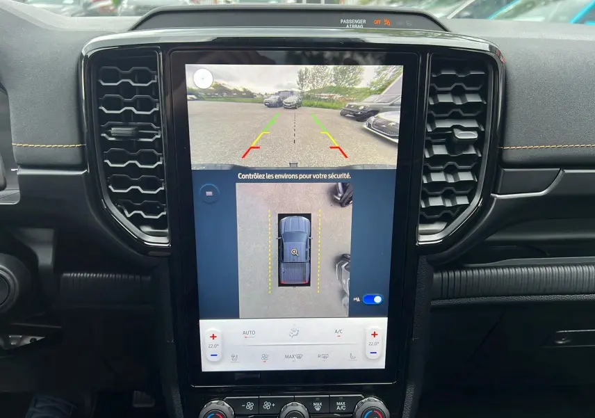 Vue rapprochée de l'écran central tactile du Ford Ranger gris carbone 2025 montrant la caméra 360° en marche.