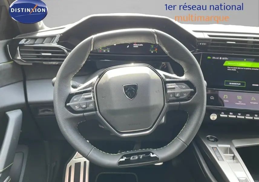 Vue intérieure centrée sur le volant GT en cuir noir et tableau de bord numérique de la Peugeot 308 gris Artense.