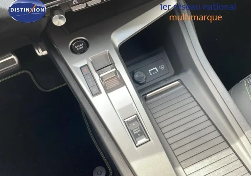 Gros plan sur la console centrale de la Peugeot 308 gris Artense, avec commandes boîte auto et prise USB visibles.