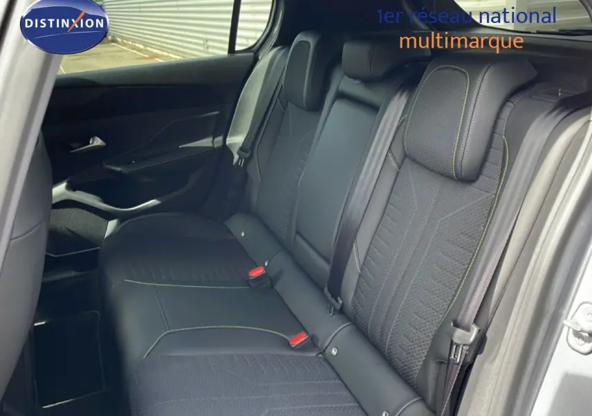 Vue intérieure côté droit des sièges arrière en tissu noir avec surpiqûres contrastantes d'une Peugeot 308 gris Artense métal.