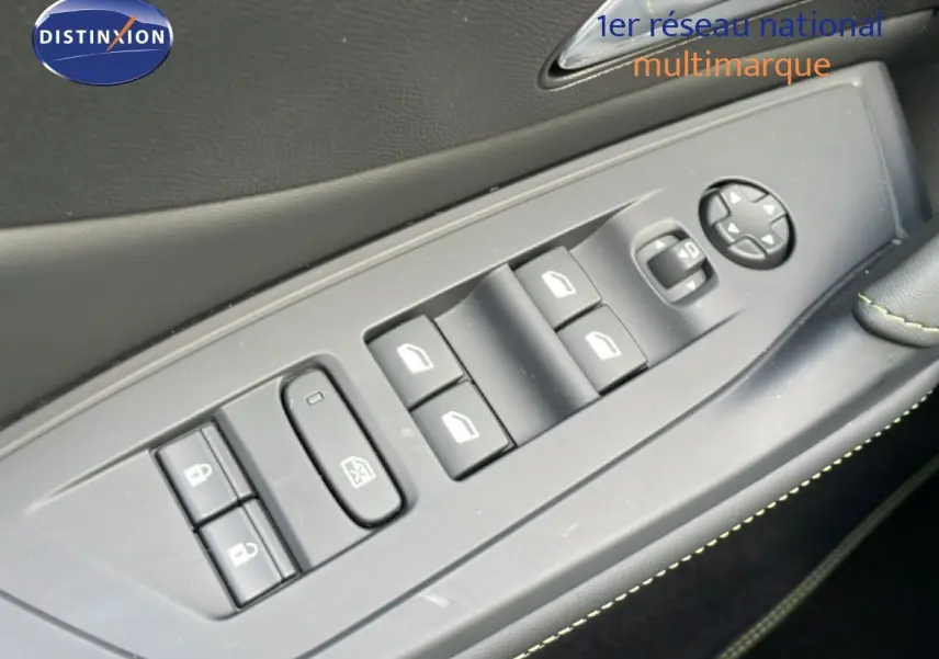 Détail des commandes de lève-vitres et rétroviseurs côté gauche intérieur d’une Peugeot 308 gris Artense hybride 2026.