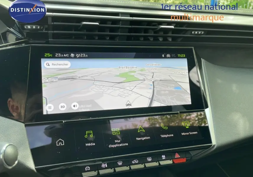 Vue rapprochée de l’écran tactile central du Peugeot 308 gris Artense, affichant la navigation et les options multimédias.