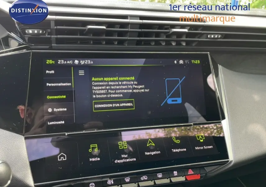 Vue rapprochée de l’écran tactile central du tableau de bord du Peugeot 308 gris Artense, affichant le menu connectivité.