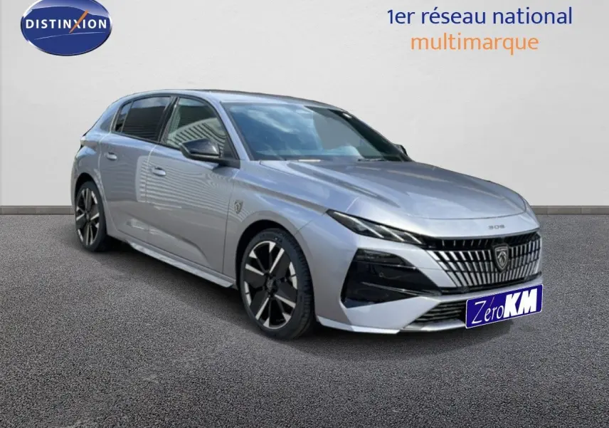 Peugeot 308 gris Artense métal en 3/4 avant droit, avec calandre distinctive et jantes noires bicolores.