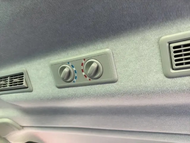 Détail des commandes de climatisation arrière grises dans le plafond du Nissan Primastar gris foncé 2025.