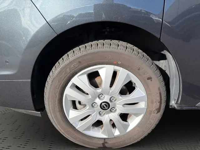 Gros plan sur la roue avant droite gris foncé du Nissan Primastar 2025 avec jante alliage et pneu Maxxis.