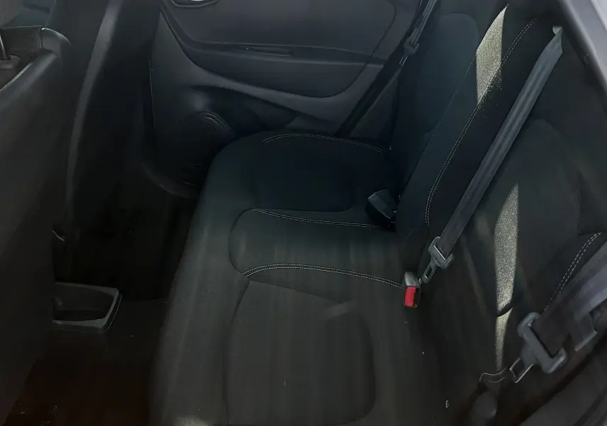 Vue intérieure côté conducteur du Renault Captur 1.5 DCI 90 Corporate Edition 2019 avec sièges tissu noir et volant multifonction.