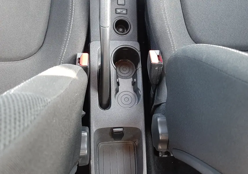 Vue intérieure avant du tableau de bord et volant noir d'un Renault Captur gris platine 2019 avec boîte manuelle.