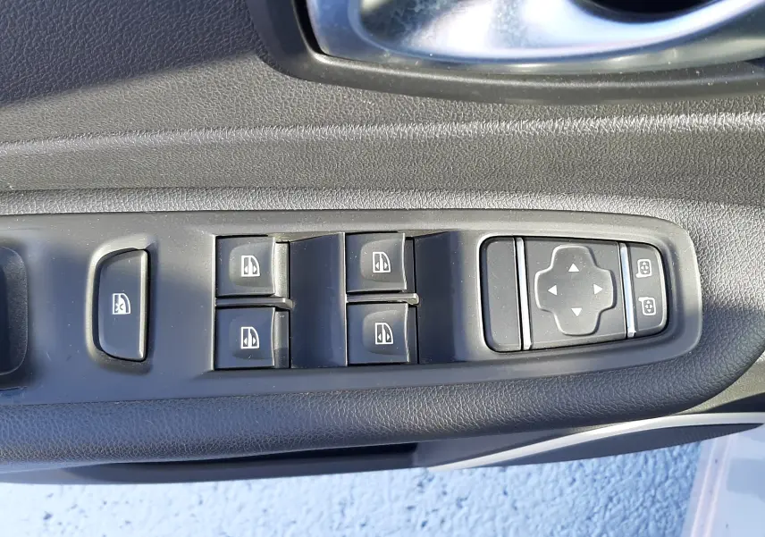 Vue rapprochée du volant en cuir noir avec logo Renault et tableau de bord numérique du Captur 2019.