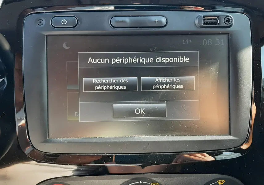 Écran tactile multimédia et commandes de climatisation du Renault Captur gris platine, vue rapprochée de la console centrale.