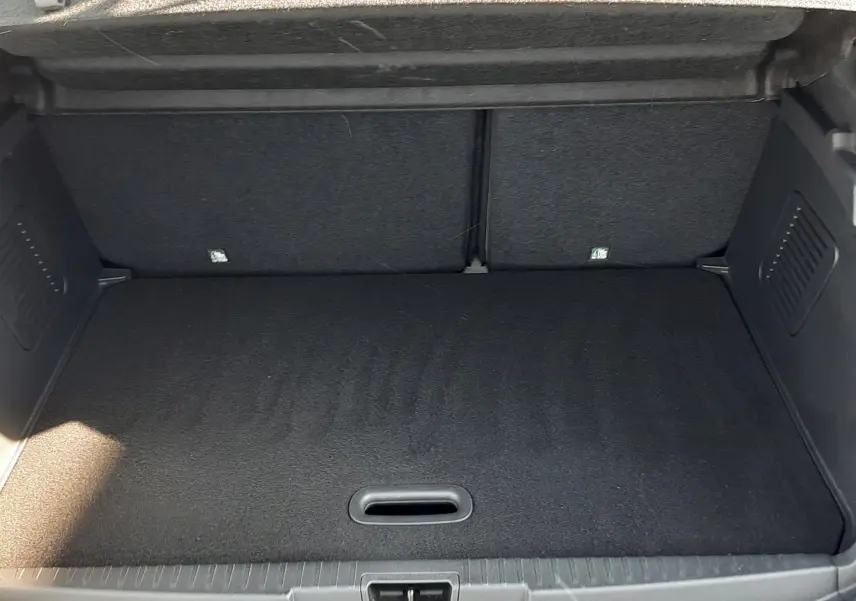 Écran central du tableau de bord du Renault Captur gris platine, affichant l'alerte de surveillance des alentours.