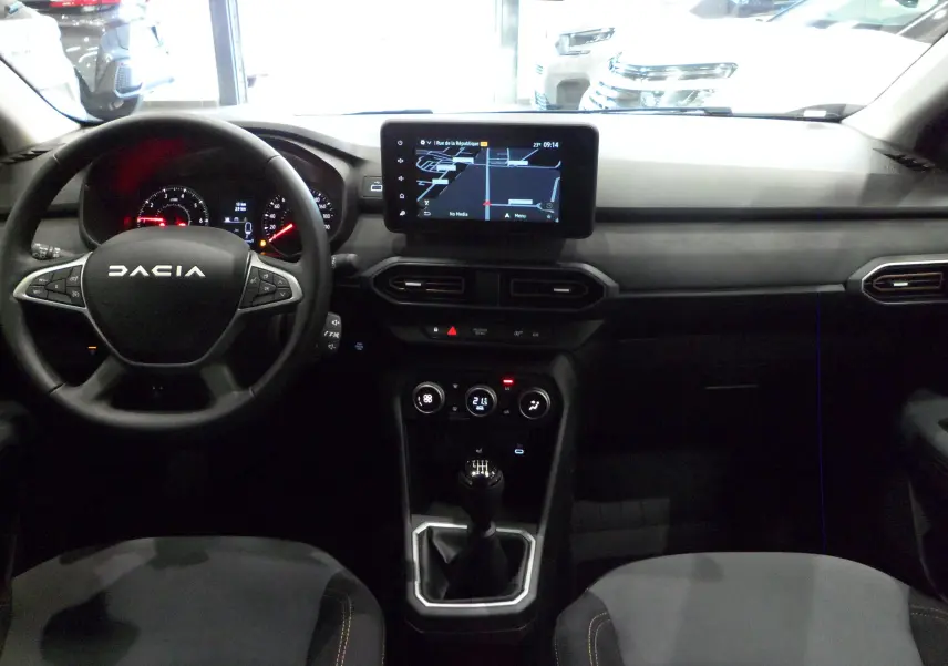 Intérieur du Dacia Jogger TCe 110 Gris Urbain 2025, vue frontale du tableau de bord avec écran tactile et boîte manuelle.