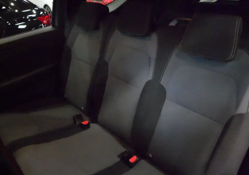 Vue intérieure des sièges arrière en tissu gris foncé du Dacia Jogger TCe 110 CH EXTREME 7 places 2025.