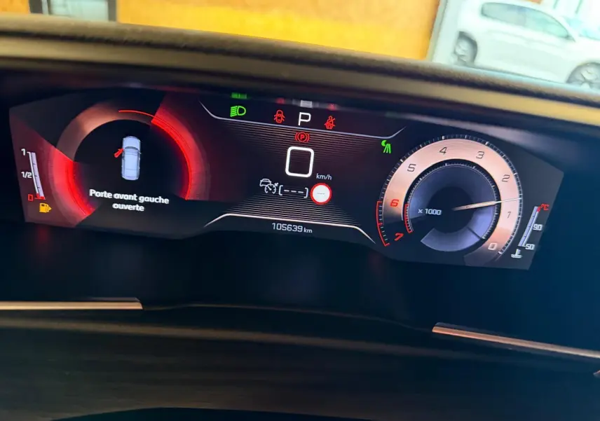 Vue rapprochée du tableau de bord numérique de la Peugeot 508 gris, affichant porte avant gauche ouverte et compte-tours.