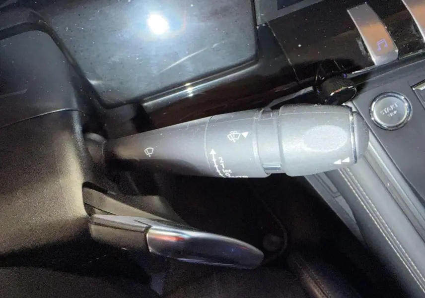 Gros plan sur la commande d’essuie-glace et le bouton start/stop dans l’habitacle noir de la Peugeot 508 gris 2019.