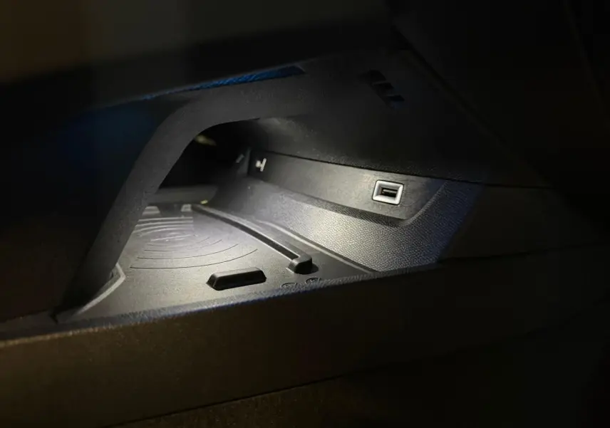 Gros plan sur la prise USB et le compartiment de rangement intérieur de la Peugeot 508 gris, éclairage tamisé.
