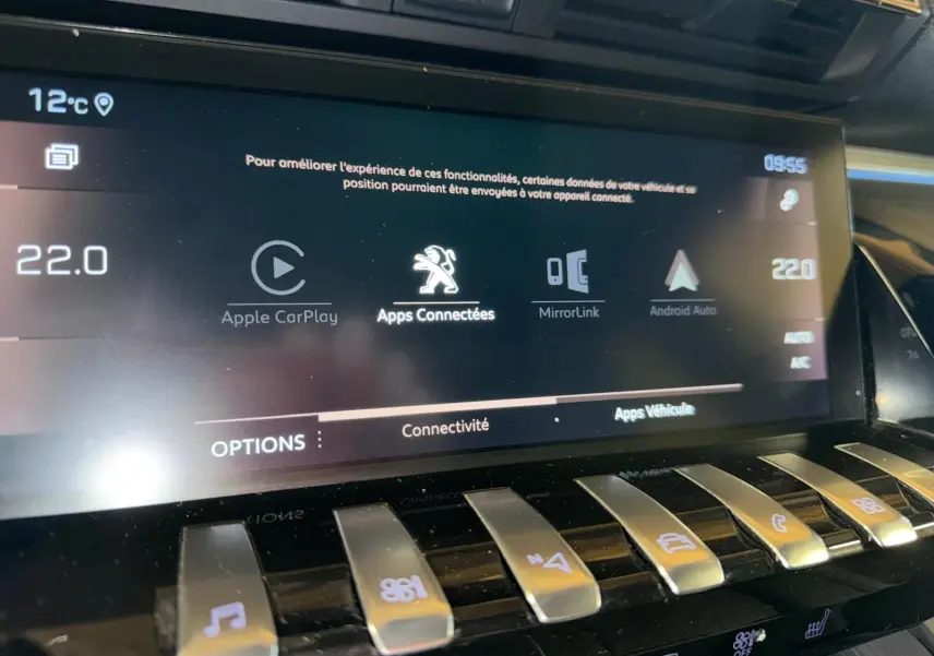 Écran tactile central de la Peugeot 508 gris, affichant les options Apple CarPlay et Android Auto, avec commandes piano.
