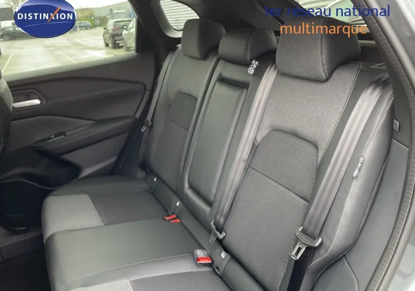 Vue intérieure sur les sièges arrière en tissu et cuir noir du Nissan Qashqai 2025, côté droit ouvert.