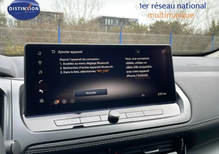 Écran tactile central du Nissan Qashqai 1.5 E-POWER 2025 en gros plan, affichant menu Bluetooth, intérieur gris et noir.