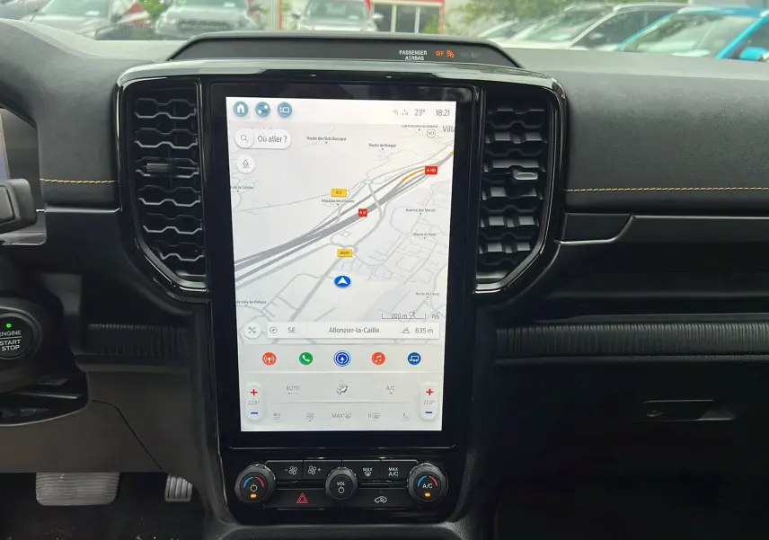 Vue intérieure centrée sur l’écran tactile GPS 12 pouces du Ford Ranger 205 Wildtrak X Pack X Rideau 2025 gris carbone.