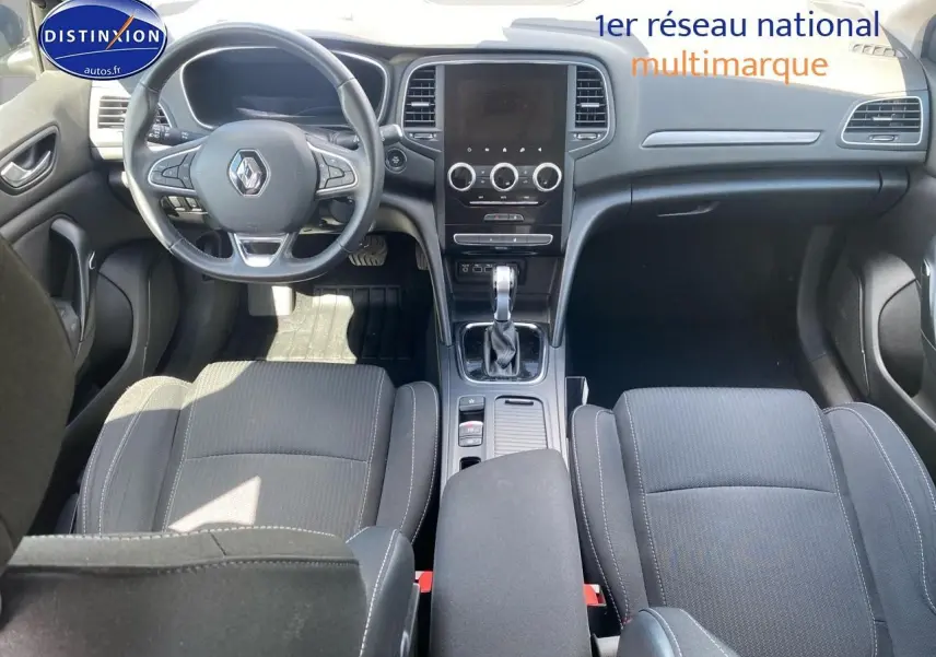 Vue intérieure avant de la Renault Mégane IV Estate 1.6 e-tech, avec tableau de bord noir et sièges tissu gris foncé.