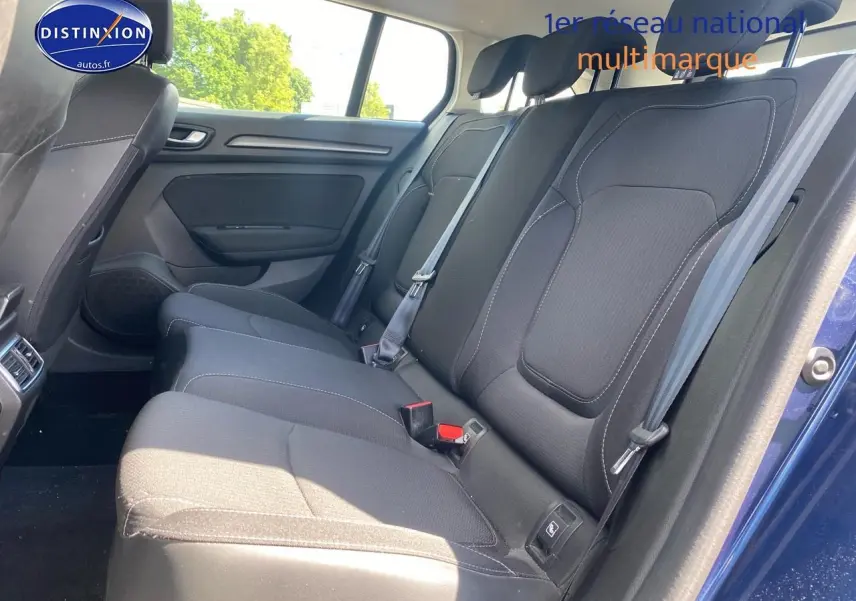 Vue intérieure côté droit des sièges arrière en tissu gris foncé d'une Renault Mégane IV Estate bleu 2022.