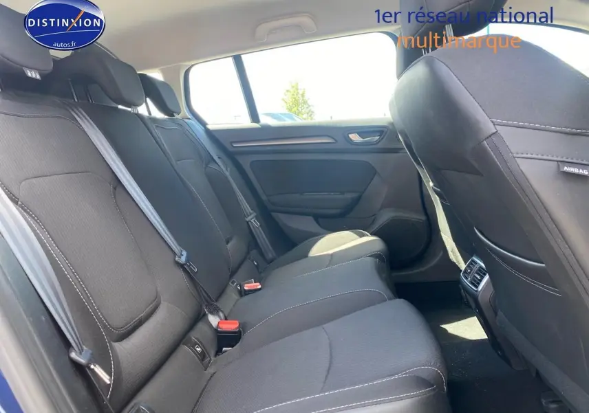 Vue intérieure côté droit sur la banquette arrière noire avec ceintures et appuie-têtes du Renault Mégane IV Estate bleu.