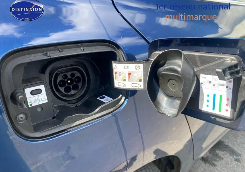 Vue rapprochée de la trappe de recharge bleu de la Renault Mégane IV Estate 1.6 e-tech plug-in côté gauche.
