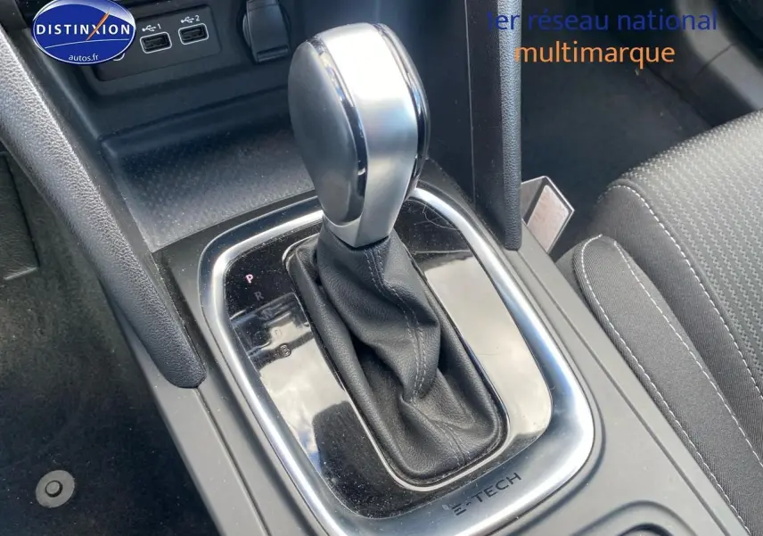 Le levier de vitesse automatique noir et argenté de la Renault Mégane IV Estate 1.6 e-tech, vue rapprochée de la console centrale.