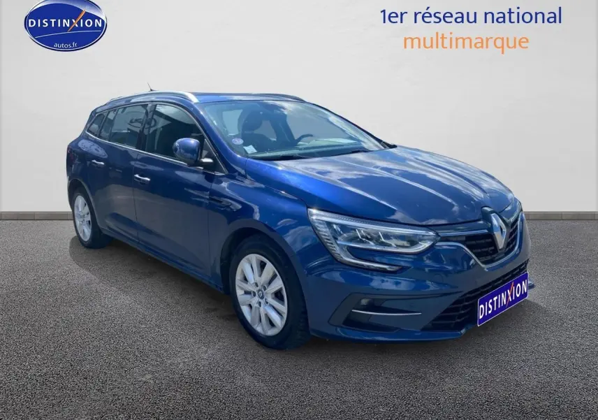 Renault Mégane IV Estate bleu en 3/4 avant droit, avec jantes alu et feux LED distinctifs.