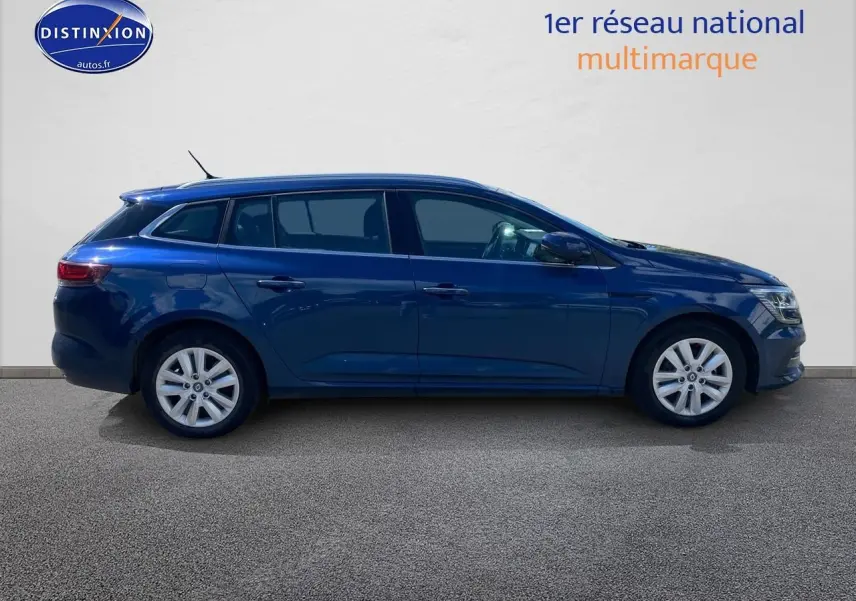 Profil droit d'une Renault Mégane IV Estate bleu 2022 avec jantes alliage et vitres teintées.