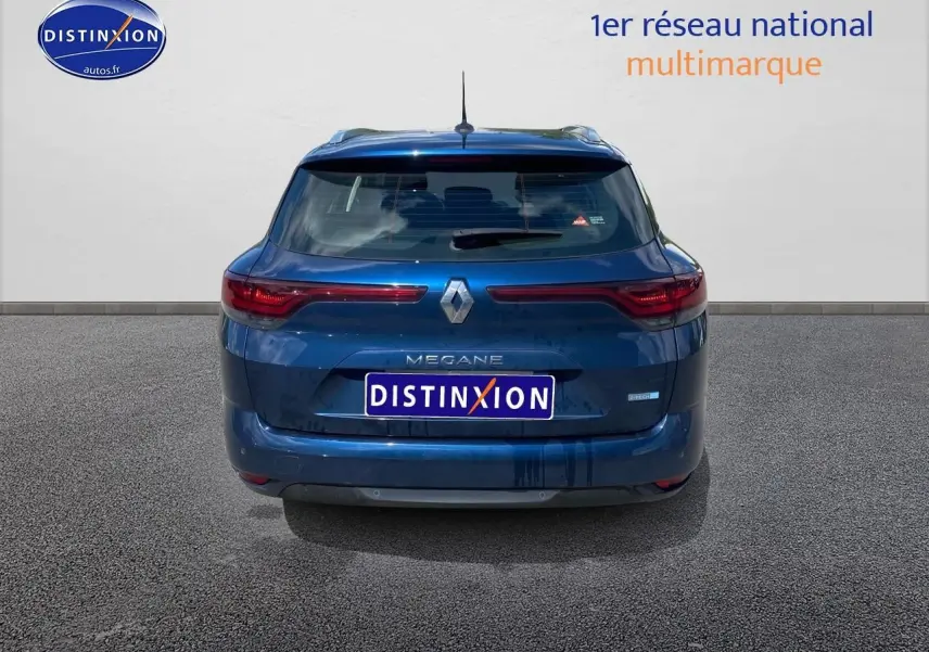 Vue arrière d'une Renault Mégane IV Estate bleu avec feux arrière LED et logo central visible.