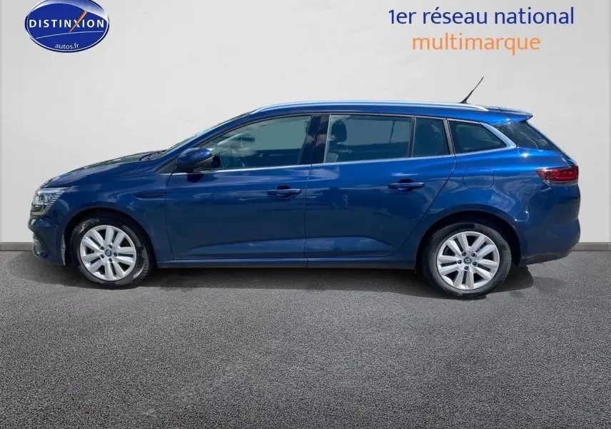 Renault Mégane IV Estate bleu vue de profil côté gauche sur fond clair avec jantes alu et vitres teintées.