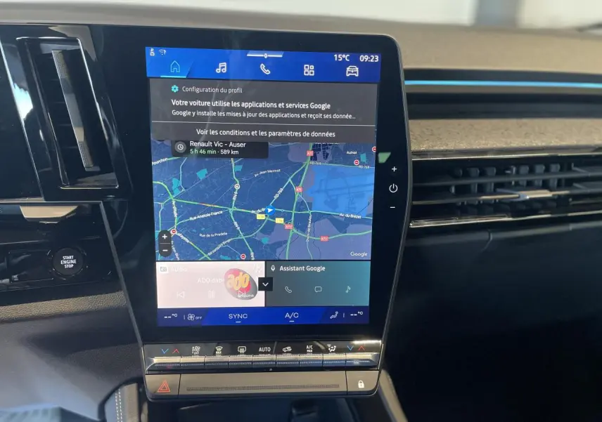 Écran tactile central vertical affichant la navigation Google dans l’habitacle du Renault Rafale 2025.