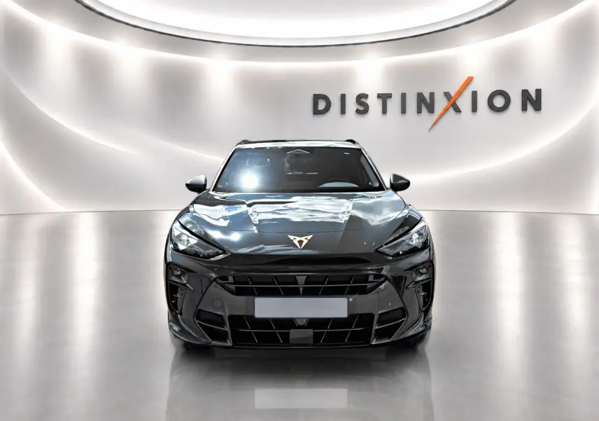 Vue frontale d'un CUPRA TERRAMAR bleu fjord brillant dans un showroom avec logo Distinxion en arrière-plan.