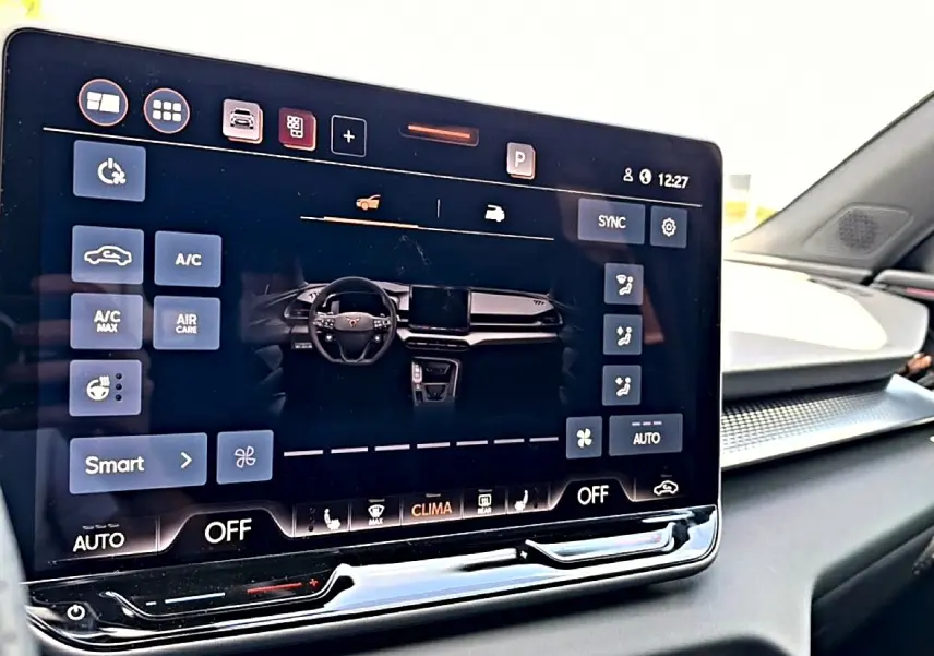 Écran tactile 12,9 pouces du tableau de bord intérieur de la CUPRA Terramar 2026, vue rapprochée côté passager.