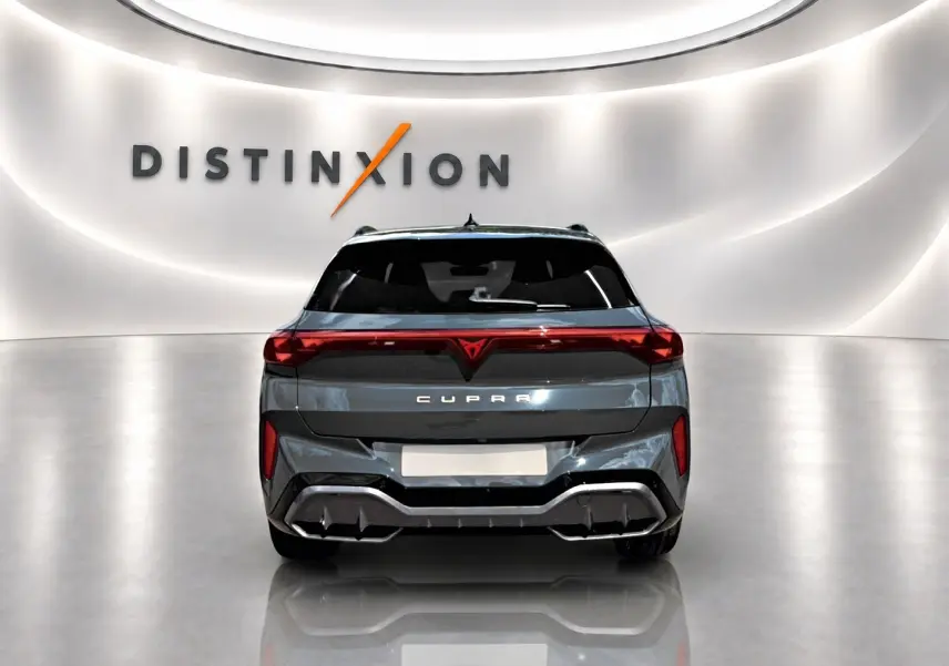 Vue arrière d'une CUPRA TERRAMAR bleu fjord 2026 dans un showroom avec logo Distinxion en fond.