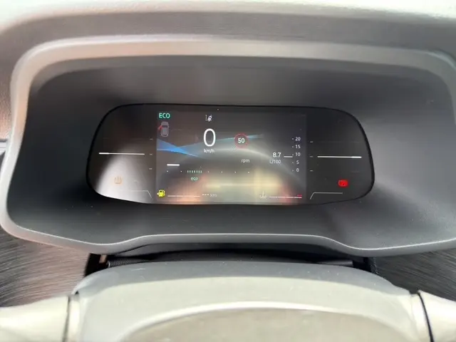 Affichage numérique du combiné d'instruments du Nissan Primastar 2025, avec vitesse, consommation et alertes visibles.