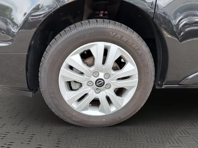 Gros plan sur la roue avant droite du Nissan Primastar noir 2025, jante acier avec pneumatique Maxxis Vansmart.