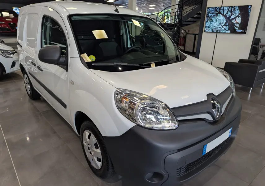 Renault Kangoo Express blanc minéral vu en 3/4 avant droit, avec pare-chocs noir mat et jantes acier.