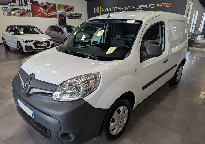 Renault Kangoo Express blanc minéral vu en 3/4 avant droit, avec pare-chocs noir mat et vitrage teinté.
