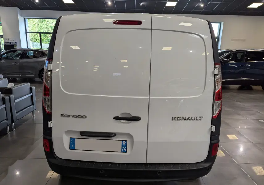Vue arrière du Renault Kangoo Express blanc minéral 2021, portes battantes fermées avec logo visible en concession.