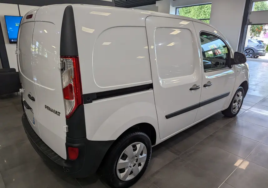Renault Kangoo Express blanc minéral vu de 3/4 arrière droit, fourgon utilitaire avec portes latérales pleines.