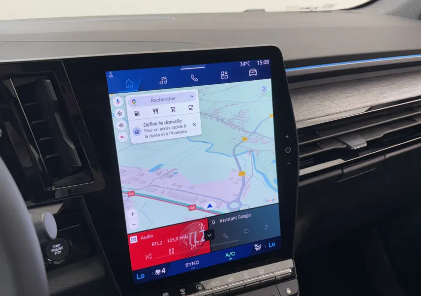 Écran tactile central affichant la navigation et la radio dans l'habitacle moderne du Renault Austral blanc 2025.