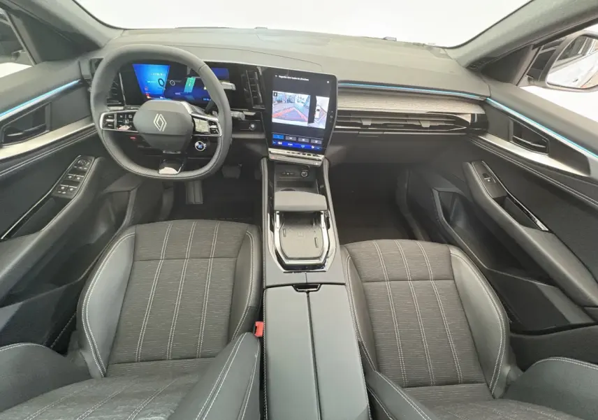 Intérieur du Renault Austral 2025 techno full hybrid, vue de dessus montrant tableau de bord numérique et écran tactile central.