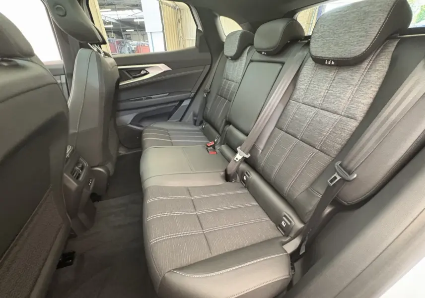 Banquette arrière en tissu gris et cuir noir vue côté droit dans le Renault Austral Techno Full Hybrid 2025 blanc.