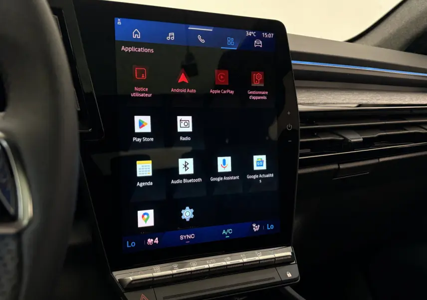 Écran tactile central 12 pouces du tableau de bord du Renault Austral blanc, affichant les applications connectées.