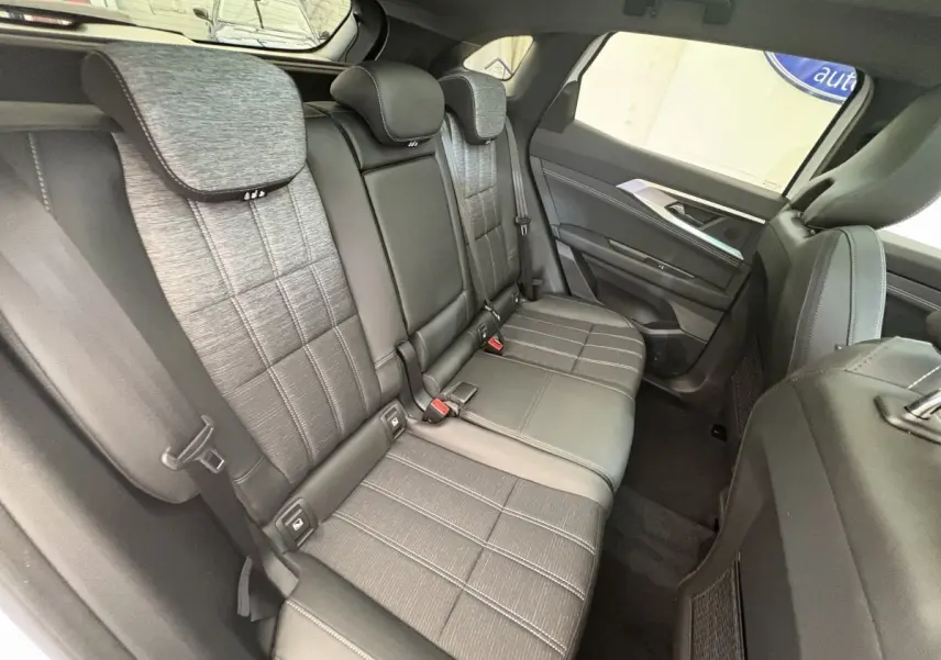 Banquette arrière grise en tissu et cuir du Renault Austral 2025, vue côté droit intérieur du véhicule.